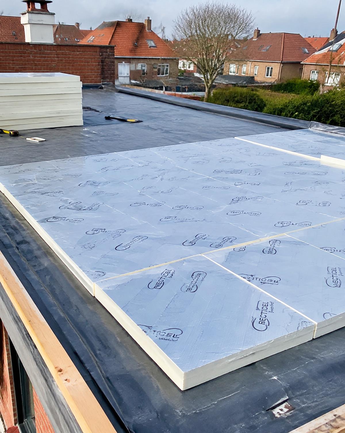 PIR-isolatieplaten op een plat dak tijdens een renovatie